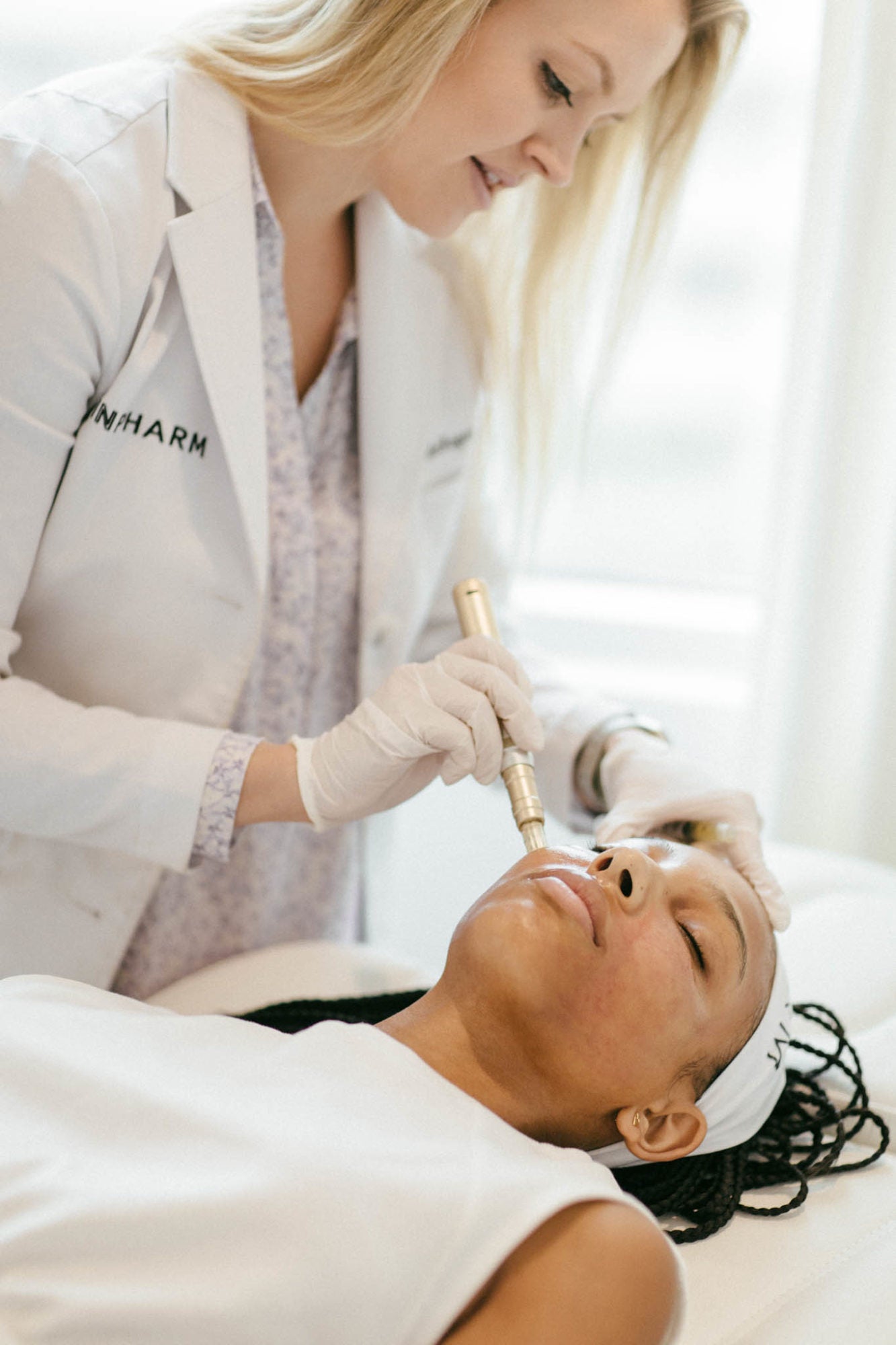 Microneedling Pen vs. Roller: Pros + Cons